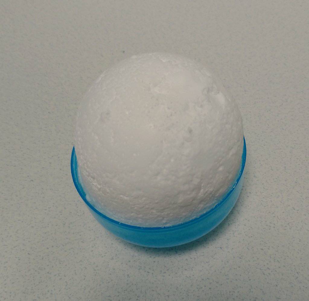 カプセルに重曹とクエン酸を入れる